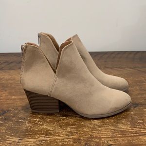 SO Suede Ankle Back Zip Taupe Booties Sz 8.5